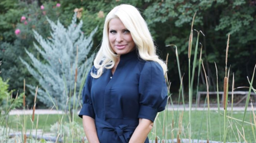 Η Ελένη Μενεγάκη φόρεσε το βελουτέ φόρεμα που λατρεύουν οι Ελληνίδες celebrities: Κολακεύει και δίνει στυλ