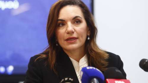 Όλγα Κεφαλογιάννη: Με μεταξωτό top και midi φούστα στην εκδήλωση του υπουργείου Τουρισμού και του ΕΟΤ