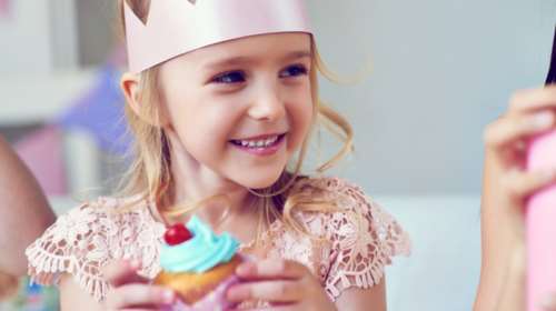 &quot;Μην φέρνετε cupcakes στην τάξη για κέρασμα&quot;: Το βίντεο της δασκάλας που είδαν πάνω από 1.5 εκατομμύριο γονείς