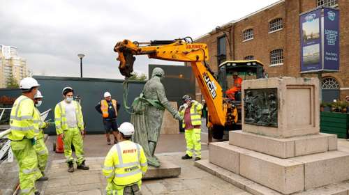 Κίνημα καταστροφής αγαλμάτων εμπόρων δούλων στην Μ. Βρετανία- Η αντίδραση στην δολοφονία Φλόιντ [εικόνες]