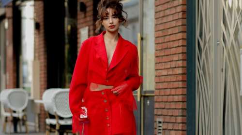 Πώς θα φορέσεις το κόκκινο καλσόν ως ενημερωμένη fashionista