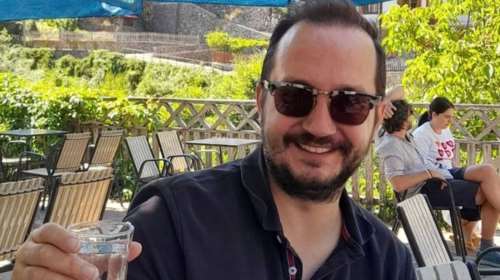 Νέα αινιγματική ανάρτηση της μητέρας του Βασίλη Καλογήρου - Επιμένει πως ο γιος της δολοφονήθηκε