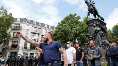 Γαλλία: Διαδηλωτές πέταξαν κόκκινη μπογιά στο υπουργείο Υγείας για τα θύματα του κορονοϊού