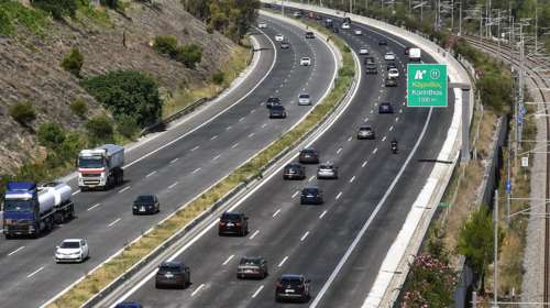 Αγίου Πνεύματος: Μαζική έξοδος των Αθηναίων για το τριήμερο - Αυξημένη κίνηση στην Αθηνών - Κορίνθου [Εικόνες]