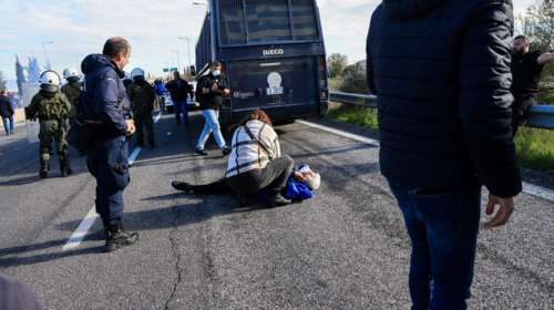 Τι καταγγέλλει αγροτοσυνδικαλιστής για τα επεισόδια: Αξιωματικός με έπιασε από τον λαιμό, έχω σπασμένα πλευρά