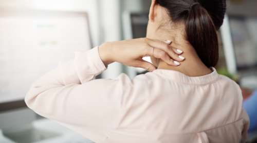 Πώς θα διορθώσεις την κύφωση του αυχένα ακόμα και στον ύπνο: Οι απλές ασκήσεις για την πλάτη