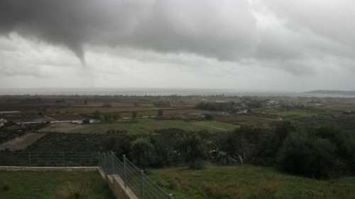 Ηλεία: Ανεμοστρόβιλος σάρωσε στέγες σπιτιών και αυτοκίνητα στη Σπιάντζα Πύργου [Βίντεο]