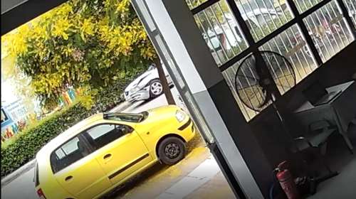 Καρέ-καρέ τρομερή καραμπόλα στο κέντρο των Τρικάλων [βίντεο]