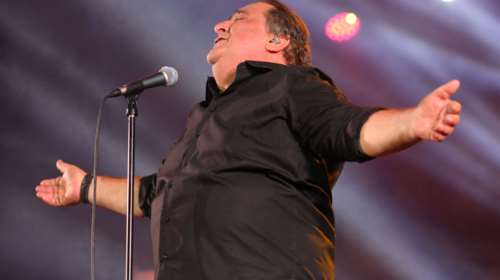 &quot;Ο Βασίλης Καρράς δεν είναι πια μαζί μας&quot;: Τα κόμματα αποχαιρετούν τον λαϊκό τραγουδιστή