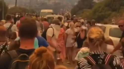 Φωτιά στη Ρόδο - Συγκλονιστικό βίντεο: Εκατοντάδες άνθρωποι εκκενώνουν το Κιοτάρι με τα πόδια
