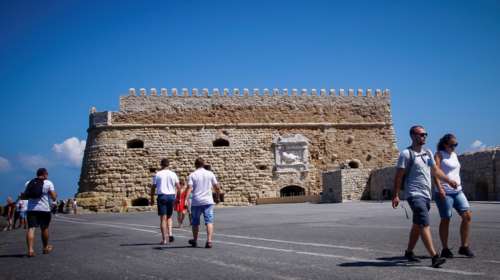 Κορονοϊός: Μέτρα περιορισμού και στο Ηράκλειο λόγω κρουσμάτων - Στην Κρήτη κλιμάκιο του ΕΟΔΥ