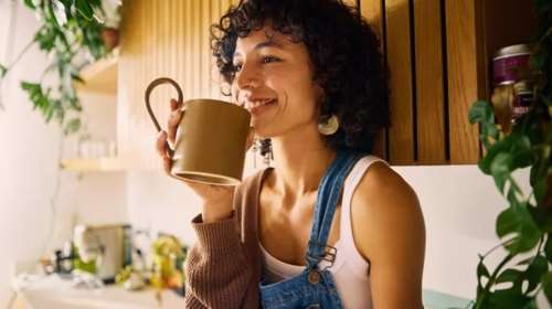 Το πίνεις για υγεία; Οι επιστήμονες "δείχνουν" αυξημένο κίνδυνο για καρκίνο μαστού στις γυναίκες