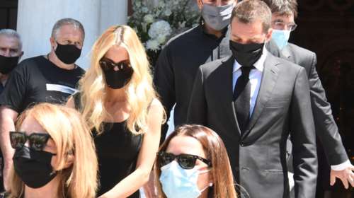 Δούκισσα Νομικού: Συγκινημένη στην κηδεία του πεθερού της, Σάββα Θεοδωρίδη