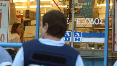 Θεσσαλονίκη: Άγνωστοι με ιατρικές μάσκες πήραν προϊόντα από σούπερ μάρκετ και τα μοίρασαν σε λαϊκή