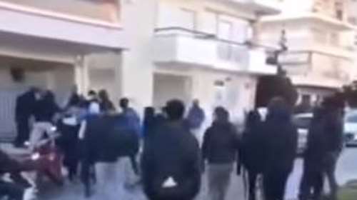 &quot;Ξαναχτύπησαν&quot; οι ακροδεξιοί στον Εύοσμο: Η στιγμή της επίθεσης σε μαθητή έξω από το 2ο ΕΠΑΛ [Βίντεο]