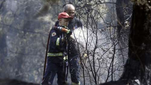 Συναγερμός στη Μάνδρα: Νέα αναζωπύρωση της φωτιάς στην περιοχή Καραούλι