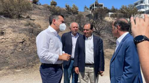 Επίσκεψη Τσίπρα σε Ντράφι και Παλλήνη: Να σταματήσει ο Μητσοτάκης να θριαμβολογεί πάνω στην καμένη γη