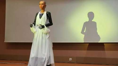 Στη Ρόδο το πιο διάσημο ανθρωποειδές ρομπότ, η Sophia: Απάντησε σε σειρά ερωτημάτων ακόμα και στην ελληνική γλώσσα