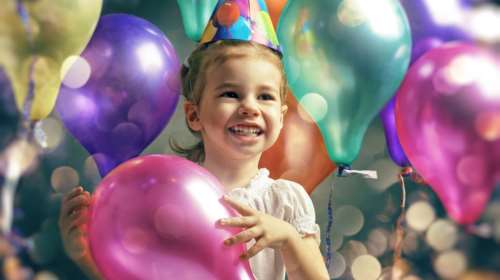 Γιατί στην Ελλάδα δεν αφήνουμε ποτέ τα παιδιά μας μόνα στα παιδικά πάρτι;