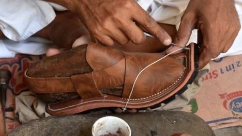 Παπούτσια νούμερο 75 (!) από τσαγκάρη στη Ρουμανία για να τηρούνται... οι αποστάσεις