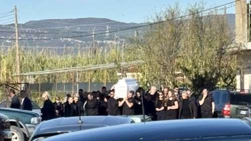 Αγρίνιο: Βουβός θρήνος στο τελευταίο αντίο στην 18χρονη Χαριτίνη - Λίγες ημέρες μετά την κηδεία του αδελφού της