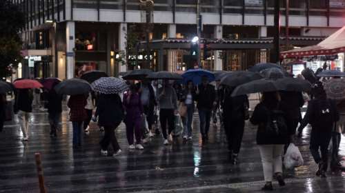 Ανατροφοδοτούμενες καταιγίδες την Τρίτη και πολύ κρύο από το Σάββατο -  Πού θα φτάσει η βροχή τους 100 τόνους ανά στρέμμα