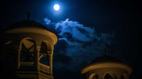 Πασχαλινή υπερπανσέληνος: Μαγικές εικόνες από το μεγαλύτερο και πιο φωτεινό φεγγάρι του 2020