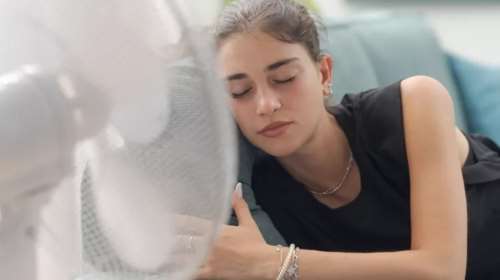 Γιατρός προειδοποιεί: Τι παθαίνει το σώμα σου όταν κοιμάσαι με τον ανεμιστήρα ανοιχτό