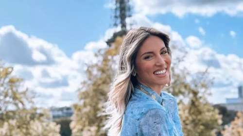 Αθηνά Οικονομάκου: Τρώει burger πάνω στο κρεβάτι με την κουμπάρα της