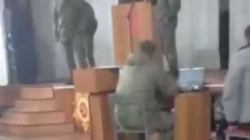 &quot;Τα παιχνίδια τελείωσαν, τώρα είστε στρατιώτες&quot;: Αξιωματικός φωνάζει σε Ρώσους που αντιδρούν στην επιστράτευση [Βίντεο]