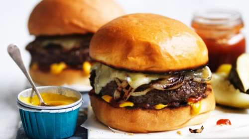 Politico: Οι Βρυξέλλες ετοιμάζονται να αλλάξουν το cheeseburger που τρώμε