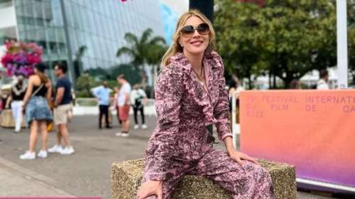 Η Σμαράγδα Καρύδη ποζάρει στην παραλία με πράσινο μπικίνι και κοιλιακούς που εντυπωσιάζουν