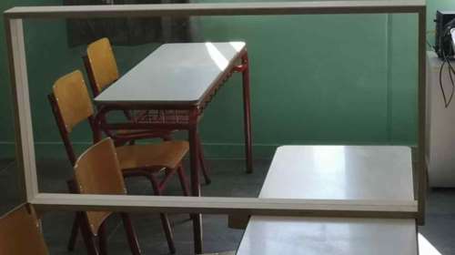 Κορονοϊός: Ο Δήμος Ραφήνας- Πικερμίου τοποθέτησε διαχωριστικά πλεξιγκλάς στα θρανία