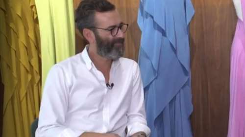 Ο Άγγελος Μπράτης ποζάρει με κόκκινα ψηλοτάκουνα πέδιλα