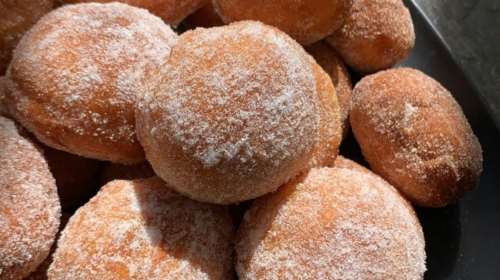 Ντόνατ φούρνου: Η λαχταριστή συνταγή για γλυκά ή αλμυρά ντόνατ στο ταψί - Η τέλεια βάση για να τα γεμίσεις με ό,τι θέλεις