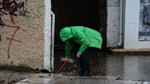 Προβλήματα από τη βροχή στον Διόνυσο- Βγήκαν οι κάτοικοι με τις σκούπες για να ανοίξουν τα φρεάτια