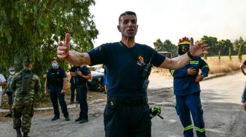 Φωτιά σε Δροσοπηγή και Κρυονέρι - Αξιωματικοί σε πολίτες και δημοσιογράφους: &quot;Αποχωρήστε, κινδυνεύετε&quot;