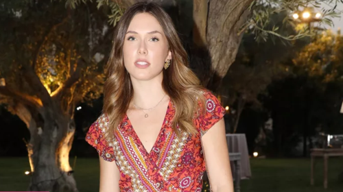 Η Αφροδίτη Λιάντου φόρεσε τα sneakers που ταιριάζουν τέλεια με φορέματα, φούστες και παντελόνια