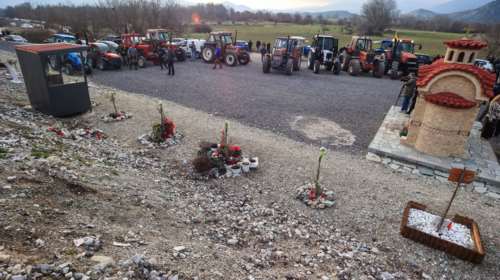 Τέμπη: Αγρότες με τα τρακτέρ τους από το μπλόκο  στο σημείο της τραγωδίας [εικόνες]