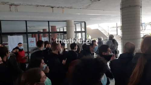 Επέμβαση της αστυνομίας στο ΑΠΘ για την κατάληψη στην πρυτανεία: Προσαγωγές και μια λιποθυμία