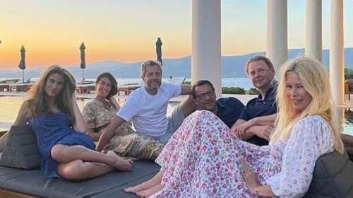 Κλόντια Σίφερ: Απολαμβάνει τις διακοπές της στη Σαντορίνη - &quot;Οικογένεια, φίλοι και καλή θέα&quot;, γράφει το top model