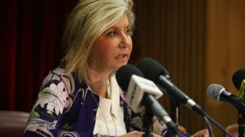 Ζέττα Μακρή: Έσπασε το πόδι της η βουλευτής της ΝΔ - Η φωτογραφία μέσα από το νοσοκομείο