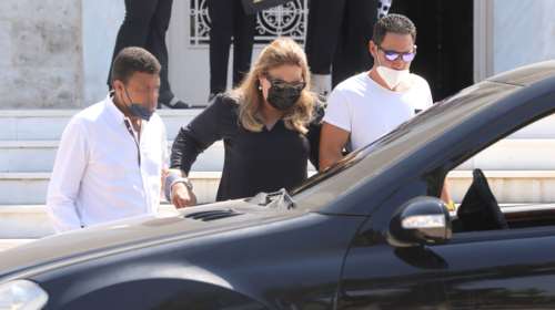 Δέσποινα Μοιραράκη: Καταρρακωμένη στο μνημόσυνο του συζύγου της, Γιάννη Κοντούλη