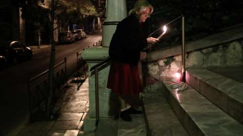 Στο παρά πέντε της Ανάστασης το Άγιο Φως στην Ελλάδα: Κάποιες Εκκλησίες στη χώρα δεν θα το λάβουν