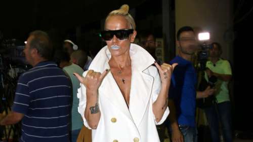 Νατάσα Καλογρίδη: Το promo από αστυνομικούς στο βιβλίο του Λάκη Λαζόπουλου