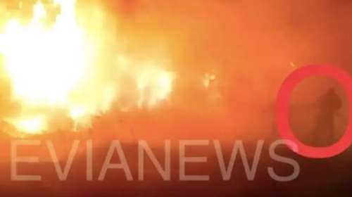 Φωτιά στην Εύβοια: Η φωτογραφία που προκαλεί  δέος  - Ο πυροσβέστης παλεύει μόνος με τις γιγάντιες φλόγες
