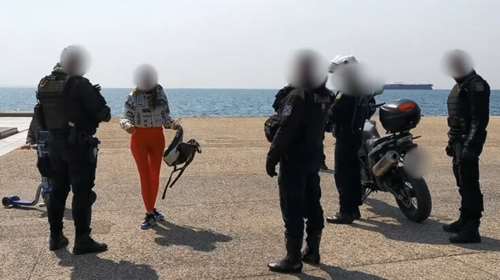 Απίστευτο: Έξαλλη γυναίκα κατά αστυνομικών για το κλείσιμο της παραλίας στη Θεσσαλονίκη [Βίντεο]