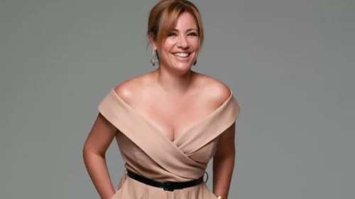 Η Μαριάννα Τουμασάτου στο θέατρο Άλσος: Αμακιγιάριστη με τα πιο αμφιλεγόμενα παπούτσια του καλοκαιριού