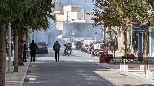 Ενταση στο Ηράκλειο για τον Κουφοντίνα: Έπεσαν δακρυγόνα - Προσαγωγές τη νύχτα στη Λαμία
