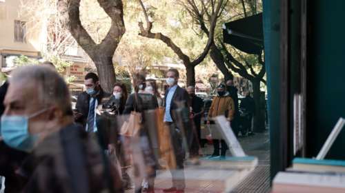 Μητσοτάκης: Στη σειρά με την κόρη του Δάφνη έξω από βιβλιοπωλείο στο Παγκράτι [Εικόνες]